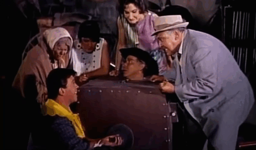 Autopsia de un fantasma - Autopsy of a ghost - Chabelo Javier López sticking five cats into box with Pinedo Pancho Córdova animated gif