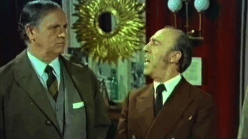 The Killer Wore Gloves - La muerte llama a las 10 - Siamese cat Bonzo hissing at landlord and police as Mr. Lewis Carlos Otero picks up cat animated gif