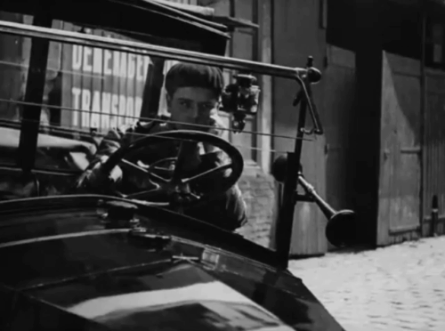 Der Liebe der Jeanne Ney - Poitras Hans Jaray sitting in taxi with black cat on street beside before camera pans to Edith Jehanne and Gabrielle Brigitte Helm animated gif