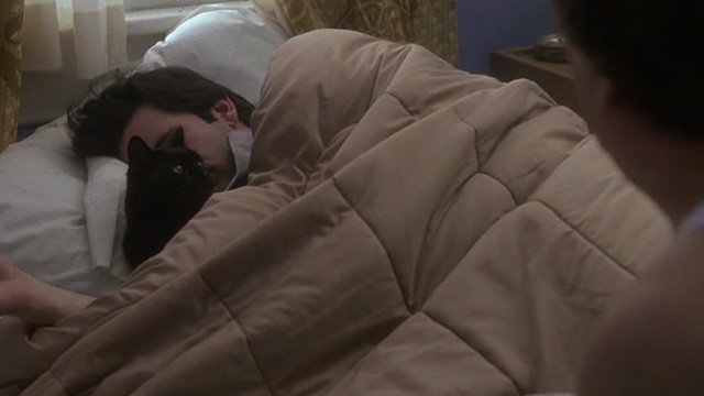 29th Street - black cat Vinnie in bed with Frank Pesce Anthony LaPaglia