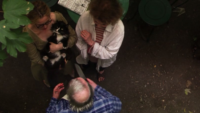 2 Days in Paris - Marion Julie Delpy holding tuxedo cat Max with Anna Marie Pillet and Jeannot Albert Delpy seen from above
