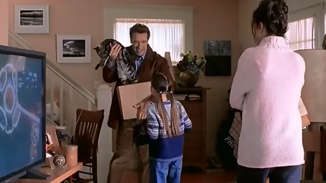 The 6th Day - Adam Arnold Schwarzenegger giving English shorthair cat Sadie to daughter Clara