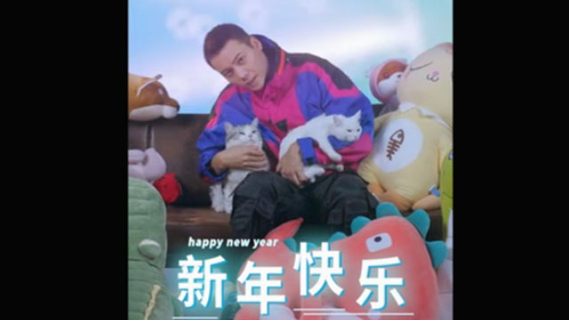 Adoring - Chong ai - singer William Chan holding white cat and grey and white tabby