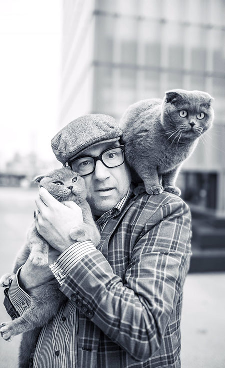 All Cats Are Grey in the Dark - Christian Amann with grey Scottish Fold cats Marmelade and Katyusha
