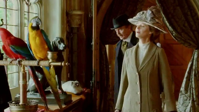 Angel - Gilbright Sam Neill and Hermione Charlotte Rampling entering home with menagerie including longhair seal point cat