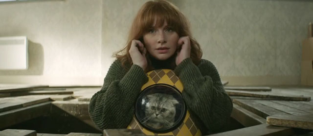 Argylle - Elly Bryce Dallas Howard with silver tabby Scottish fold cat Alfie Chip in bubble backpack