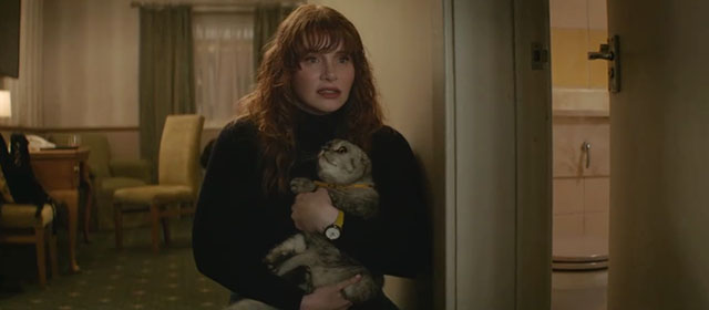 Argylle - Elly Bryce Dallas Howard holding silver tabby Scottish fold cat Alfie Chip