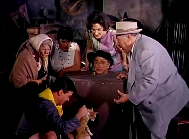 Autopsia de un fantasma - Autopsy of a ghost - Chabelo Javier López sticking ginger and white cat into box with Pinedo Pancho Córdova