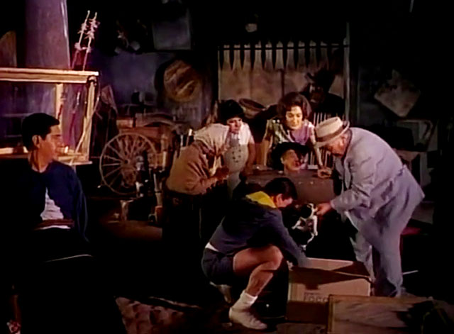 Autopsia de un fantasma - Autopsy of a ghost - Chabelo Javier López sticking black and white cat into box with Pinedo Pancho Córdova