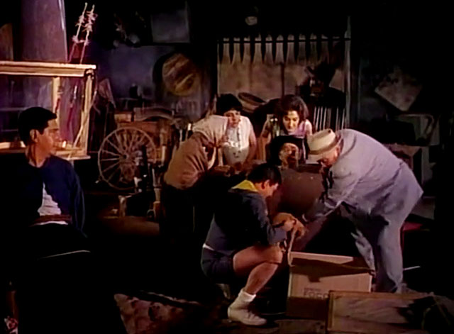 Autopsia de un fantasma - Autopsy of a ghost - Chabelo Javier López sticking ginger cat into box with Pinedo Pancho Córdova
