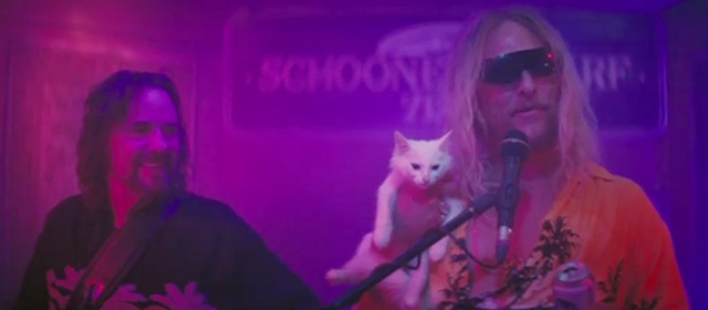 The Beach Bum - Moondog Matthew McConaughey reciting in club with tiny white kitten