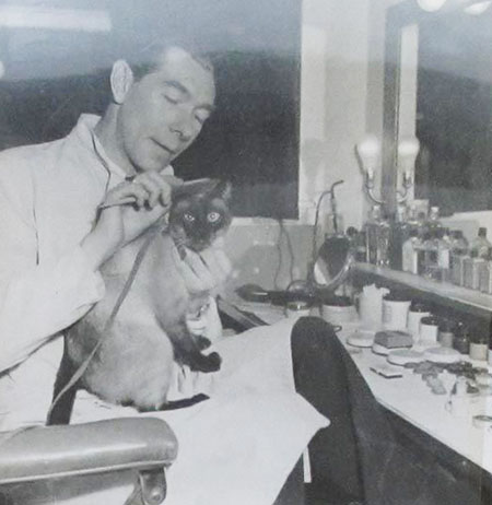 Bedelia - Ian Hunter sitting in make up chair with Siamese cat Topaz Sheba
