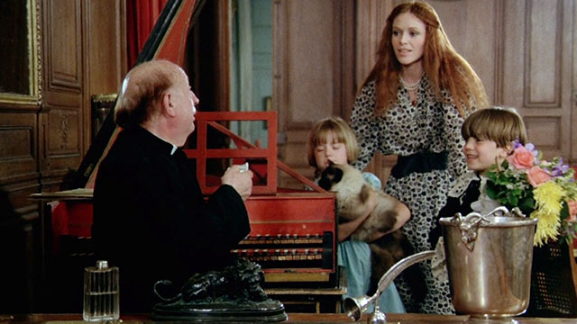 La bête - Marie Testanière holding longhair Snowshoe patterened cat with Clarisse Pascale Rivault, Stéphane and priest Roland Armontel