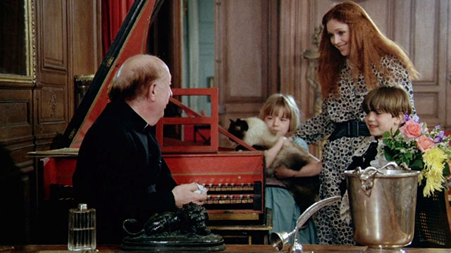 La bête - Marie Testanière holding longhair Snowshoe patterened cat with Clarisse Pascale Rivault, Stéphane and priest Roland Armontel