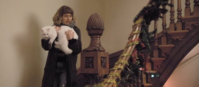 Black Christmas 2019 - Riley Imogene Poots carrying long haired white cat Claudette Rana downstairs