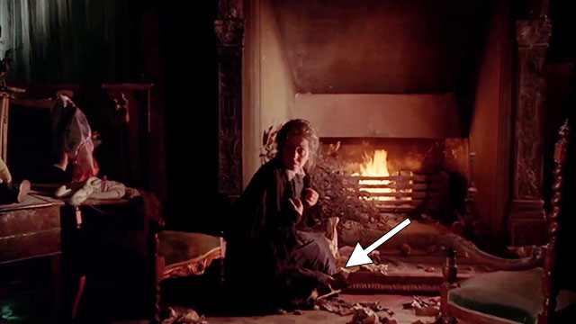 Black Sabbath - I I tre volti della paura - maid Milly Monti with tuxedo cat by fireplace