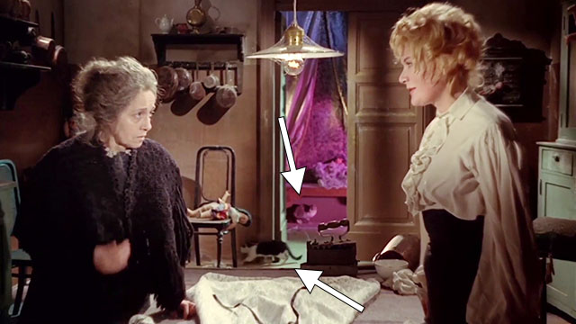 Black Sabbath - I I tre volti della paura - maid Milly Monti with nurse Jacqueline Pierreux and cats behind