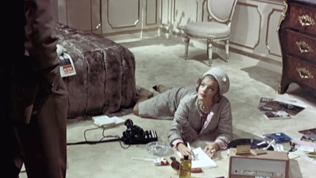 Boccaccio '70 - Il lavoro - Pupe Romy Schneider on floor with gray kitten