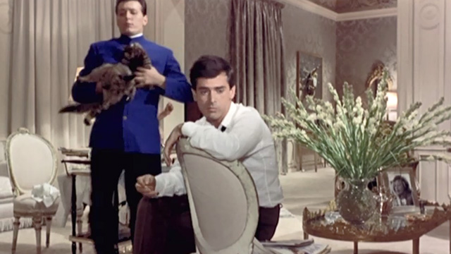 Boccaccio '70 - Il lavoro - Count Ottavio Tomas Milian with Antonio holding two cats behind him