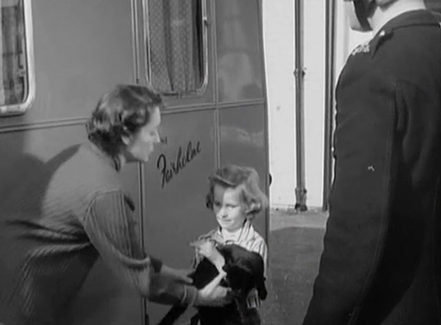 Bond of Fear - policeman John Horsley with Mary Jane Barrett taking black cat from Ann Marilyn Baker