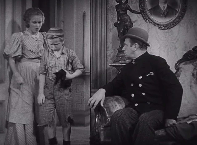 The Bowery - Lucy Fay Wray and Connors Wallace Beery watching Swipes Jackie Cooper walking away holding black kitten