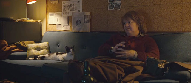 Can You Ever Forgive Me? - Lee Israel Melissa McCarthy with tuxedo cat Jersey Towne on couch