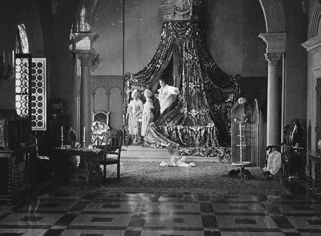Casanova - Casanova Ivan Mosjoukine with ladies in waiting and three black kittens playing on floor
