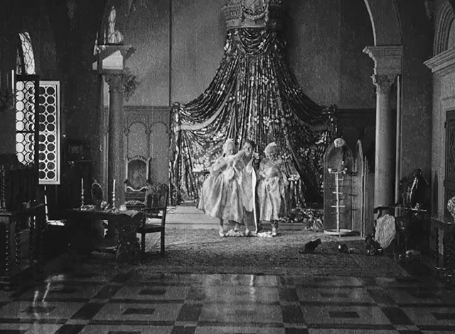 Casanova - Casanova Ivan Mosjoukine with ladies in waiting and three black kittens playing on floor