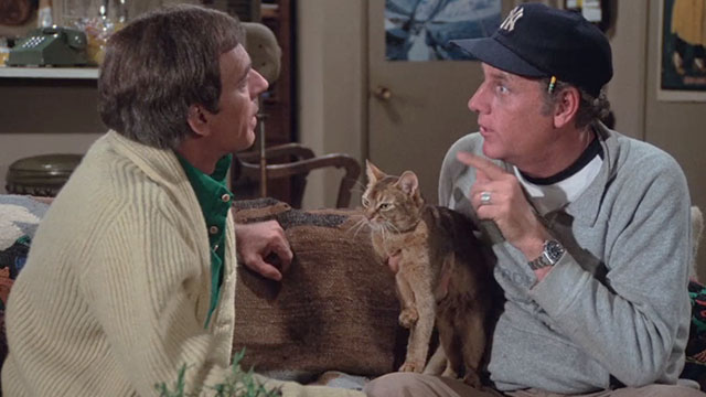 The Cat From Outer Space - alien cat Jake Abyssinian Rumple being held by Link McLean Stevenson with Frank Ken Berry