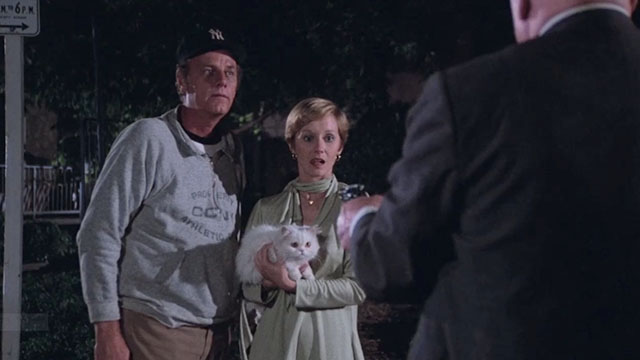 The Cat From Outer Space - Link McLean Stevenson, Liz Sandy Duncan and white Persian cat Lucy Belle Spot being kidnapped