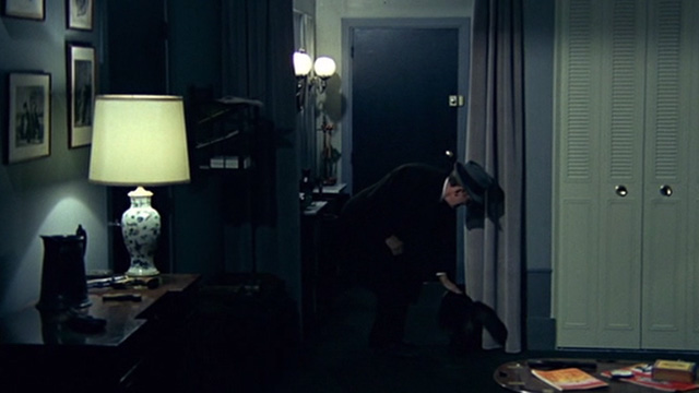 Le Cercle Rouge - Mattei André Bourvil greeting Maine Coon Fiorello