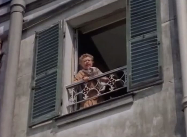 Cerf-volant du bout du monde - woman on balcony holding cat