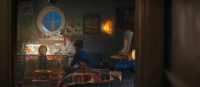 Child's Play - Andy Gabriel Bateman sitting on bed with ginger tabby cat Mickey Rooney and Chucky doll