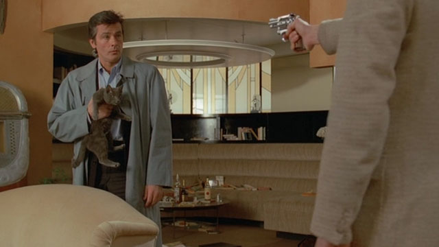 Le Choc - The Shock - Terrier Christian Alain Delon holding gray cat Soudan held at gunpoint