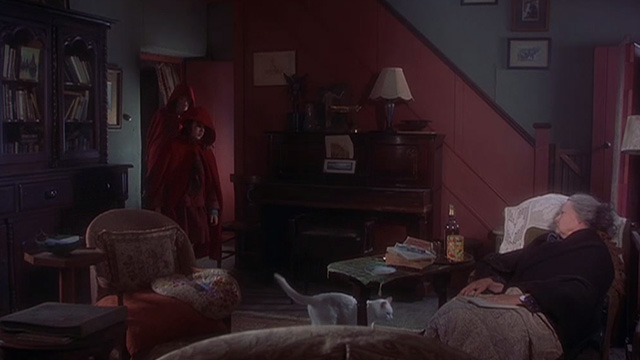 Chocolat - white cat under table beside Armande Judi Dench on chair with Vianne Juliette Binoche and Anouk Victoire Thivisol