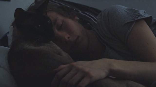 Treffit The Date - Tino Oskari Joutsen in bed with Siamese cat Diablo
