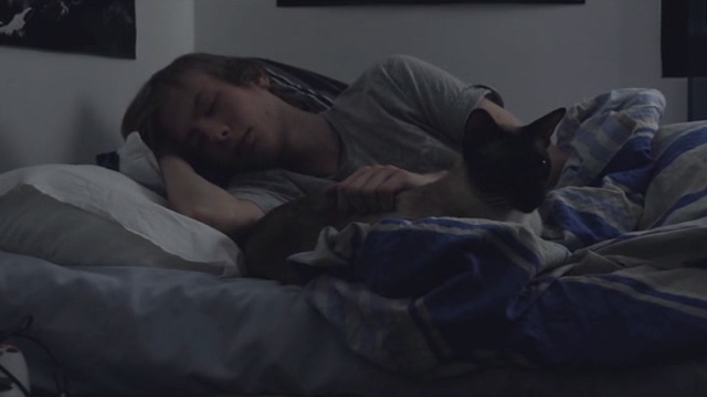 Treffit The Date - Tino Oskari Joutsen sleeping in bed with Siamese cat Diablo