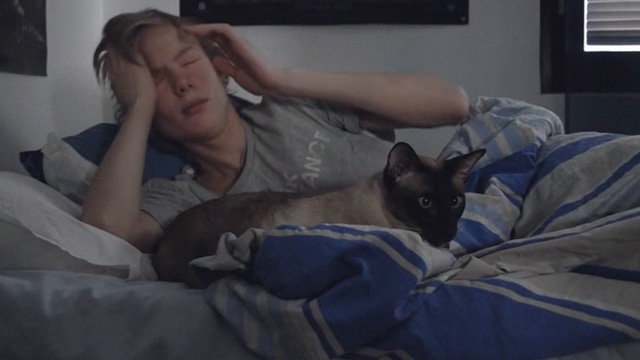 Treffit The Date - Tino Oskari Joutsen waking up in bed with Siamese cat Diablo