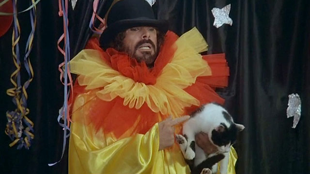 Delitto sull'autostrada - Crime on the Highway - Nico Tomas Milian dressed as clown holding tuxedo cat Filiberto