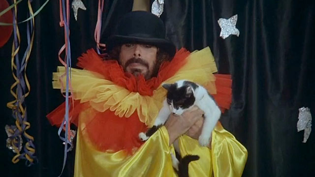 Delitto sull'autostrada - Crime on the Highway - Nico Tomas Milian dressed as clown holding tuxedo cat Filiberto