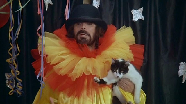 Delitto sull'autostrada - Crime on the Highway - Nico Tomas Milian dressed as clown holding tuxedo cat Filiberto