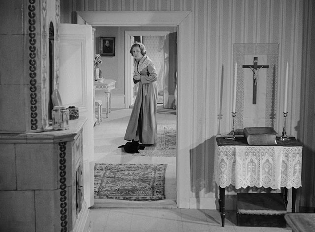 The Devil's Eye - Djävulens öga - black cat lying in hallway with Renata Gertrud Fridh
