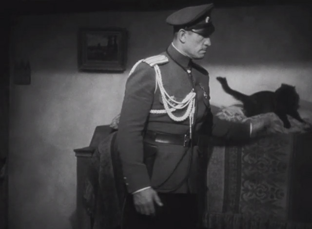 Dishonored - long-haired black cat Blackie on bunk next to Colonel Kranau Victor McLaglen