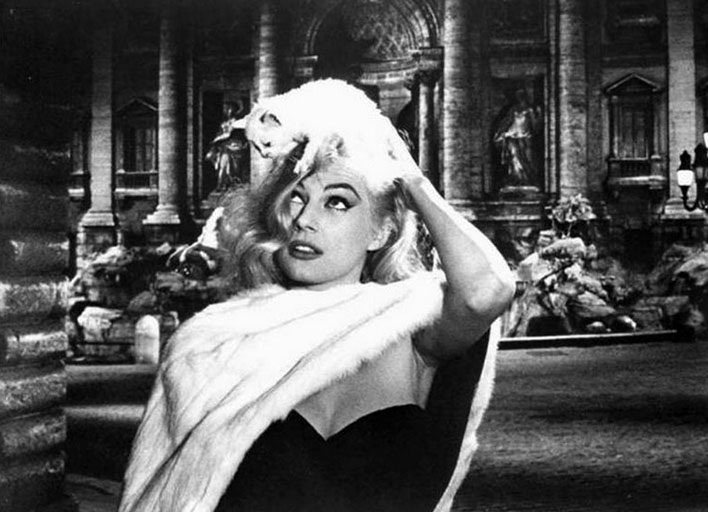La dolce vita - Sylvia Anita Ekberg with white kitten on head in front of Trevi Fountain