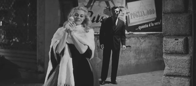 La dolce vita - Sylvia Anita Ekberg holding white kitten with Marcello Mastroianni