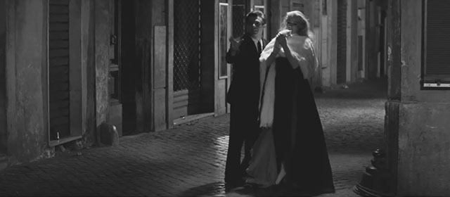 La dolce vita - Sylvia Anita Ekberg holding white kitten with Marcello Mastroianni