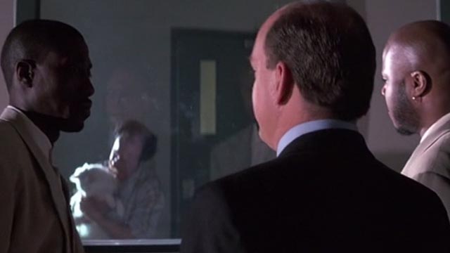 Drop Zone - Nessip Wesley Snipes and Terry Malcom-Jamal Warner looking in window at Leedy Michael Jeter hugging white cat Agnes