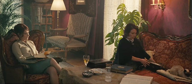 The Duke of Burgundy - Siamese cat sitting on couch with Evelyn Chiara D'Anna across from Cynthia Sidse Babett Knudsen