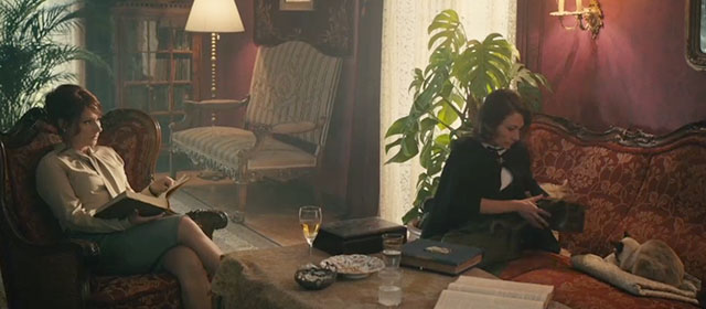 The Duke of Burgundy - Siamese cat sitting on couch with Evelyn Chiara D'Anna across from Cynthia Sidse Babett Knudsen