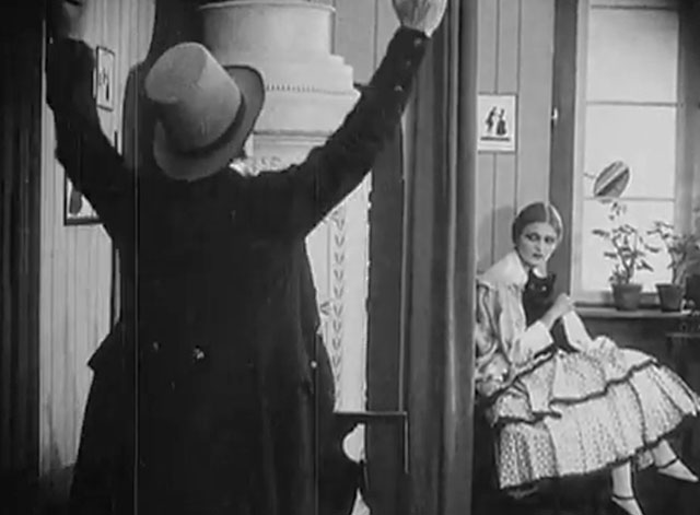 Eerie Tales - Unheimliche Geschichten - drunk Reinhold Schunzel coming in door to see Anita Berber holding black cat